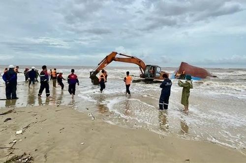 Đứng giữa miền đất chịu nhiều dông bão