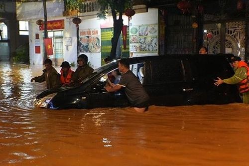 Công an Cao Bằng hai đêm trắng giúp dân vượt lũ