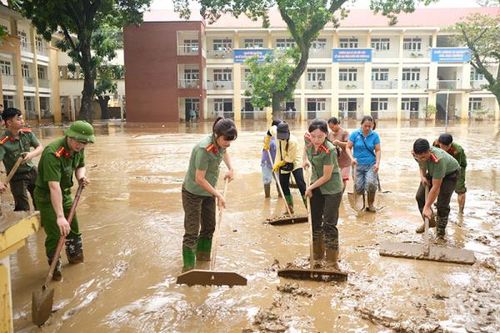 Nước rút đến đâu, giúp dân dọn dẹp tới đó