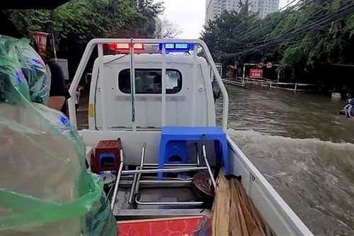 Vượt điểm ngập sâu, CSGT Hà Nội đưa hai bệnh nhi đi cấp cứu