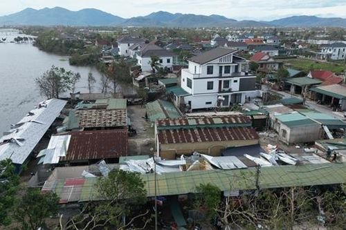Cận cảnh khu chợ bị bão số 10 'vò nát' tại Hà Tĩnh