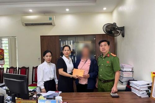 Người phụ nữ U50 suýt sập bẫy 'phi công' đang bị tạm giữ ở sân bay