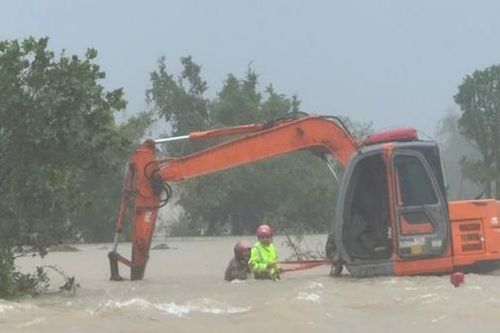 CSGT Thanh Hóa cứu sống 3 người đàn ông bị lũ cuốn trôi