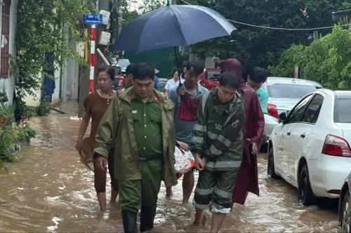 Công an phường Xuân Phương đắp đê hỗ trợ vùng ngập