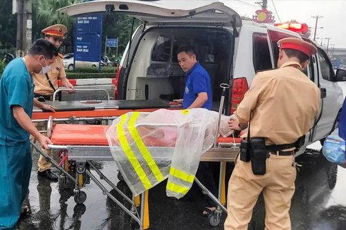 CSGT đưa hai bệnh nhi qua điểm ngập chuyển viện cấp cứu