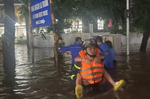 Công an đưa 68 học sinh ra khỏi khu vực ngập sâu