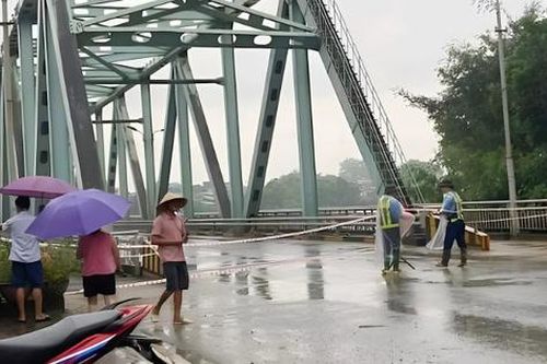 Nước sông Hồng lên cao, Lào Cai cấm lưu thông qua cầu Yên Bái để bảo đảm an toàn