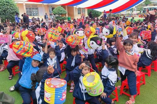 Hội Khuyến học Lâm Đồng và nhà tài trợ tổ chức Tết Trung thu cho trẻ em vùng khó khăn