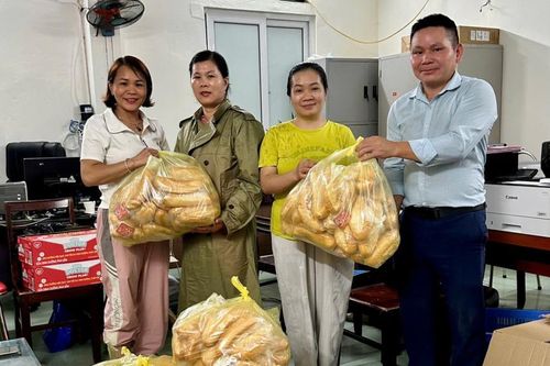 Hỗ trợ 1.000 chiếc bánh mỳ và sữa miễn phí cho người dân chịu ảnh hưởng do mưa lũ
