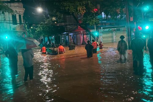 Lũ lụt gây ngập sâu trên toàn tỉnh, nhiều khu dân cư bị cô lập