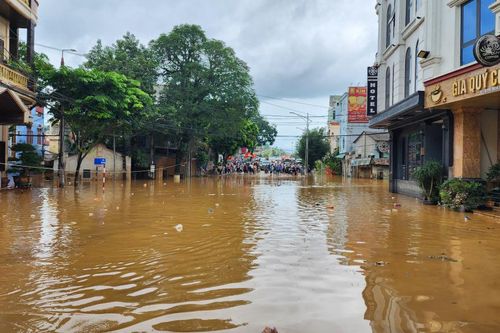 Nhiều tuyến phố vẫn bị nước ngập sâu, giao thông chia cắt cục bộ tại phường Thục Phán