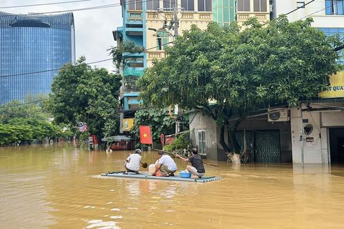 Người dân chủ động làm bè mảng tham gia cứu hộ trong mưa lũ