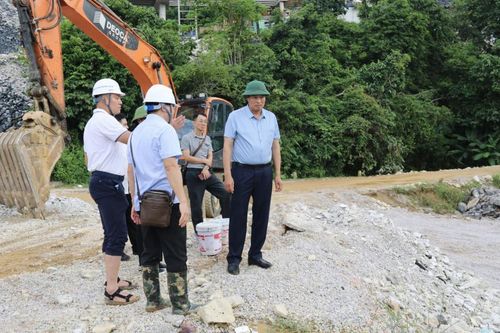 Phó Chủ tịch UBND tỉnh Hoàng Văn Thạch kiểm tra tình hình mưa lũ và cứu hộ, cứu nạn tại xã Thạch An và Đức Long