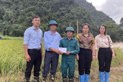 Xã Đức Long thăm, động viên lực lượng tìm kiếm cứu hộ, cứu nạn và các hộ dân bị thiệt hại do bão lũ