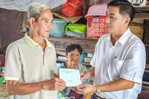 Thăm hỏi, tặng quà người cao tuổi tại xã Nguyễn Phích và U Minh