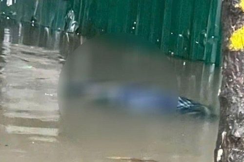 Hà Nội: Điều tra nguyên nhân người đàn ông tử vong bất thường trên đường ngập
