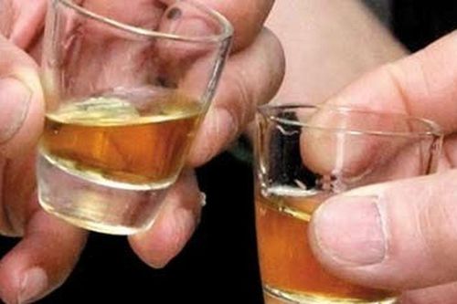 Uống rượu trôi nổi, nữ sinh 14 tuổi nhập viện trong tình trạng co giật, hôn mê sâu, nguy hiểm tính mạng