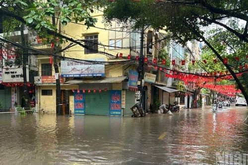 Hà Nội: Những điểm này còn úng ngập, người tham gia giao thông cần tránh ngay