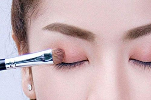 Đánh phấn dày và chọn son đậm, nhiều chị em tự biến mình thành 'bà thím' lúc nào không hay