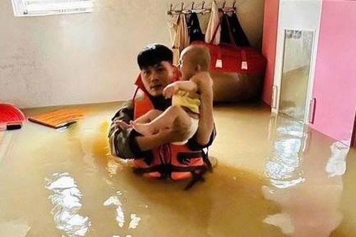 Công an ngâm mình trong nước lũ giúp dân sơ tán người và tài sản