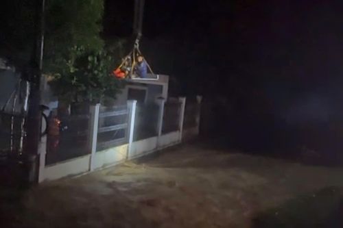 Dùng xe cẩu cứu người dân xứ Thanh thoát khỏi dòng lũ tử thần trong đêm