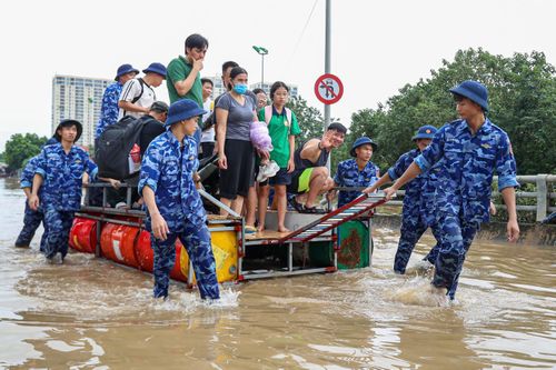 Nhiều tuyến đường ở Hà Nội vẫn ngập sâu, bộ đội chia ca túc trực dìu dân qua điểm nguy hiểm