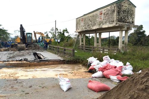 Hàng trăm người mang đất, đá 'vá' đê sông Vinh