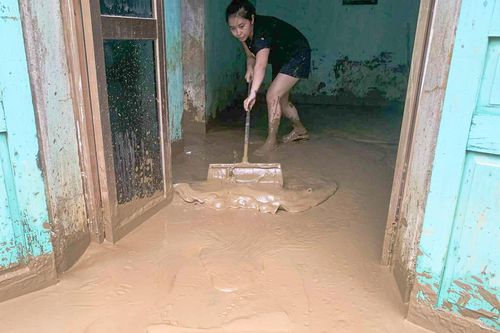 Bùn ngập nửa mét sau lũ, người Lào Cai oằn mình dọn dẹp