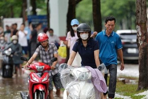 Nhiều điểm vẫn úng ngập, người dân Hà Nội di chuyển khó khăn sáng 1-10