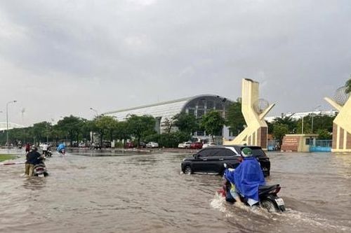 Hà Nội: Nước rút chậm sau trận mưa lịch sử, quân đội điều xe chở người dân qua chỗ ngập sâu