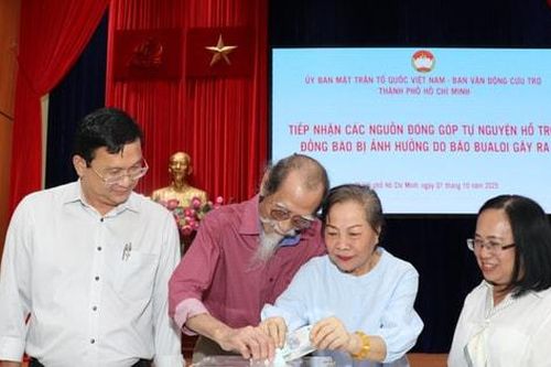 Văn nghệ sĩ TP Hồ Chí Minh ủng hộ khắc phục thiệt hại do bão số 10