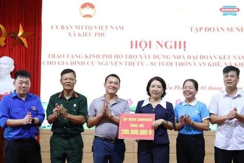 Tập đoàn Sunhouse hỗ trợ xã Kiều Phú 200 triệu đồng để xây nhà Đại đoàn kết