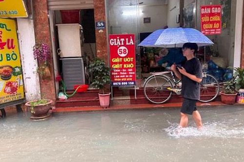 'Mưa là ngập' - nỗi khổ của người dân ngõ 68 Triều Khúc