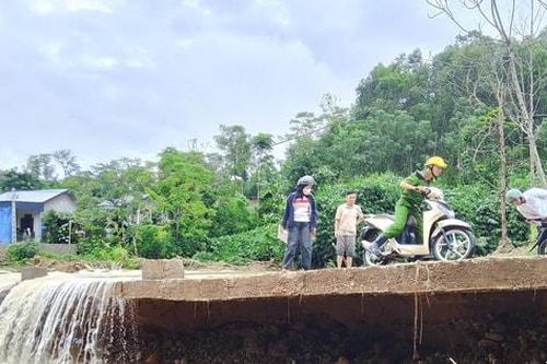 Công an Nghệ An nỗ lực giúp dân khắc phục hậu quả bão lũ