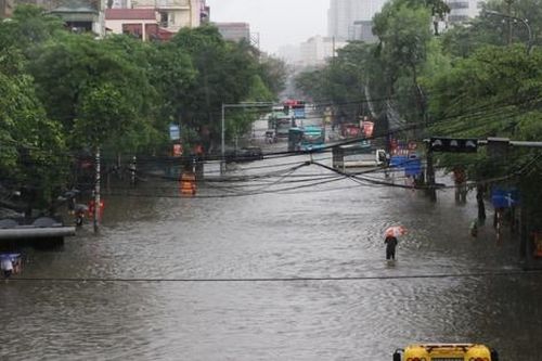 Hà Nội: Nước sông Nhuệ dâng cao, nhiều khu vực ven sông ngập nặng, giao thông tê liệt