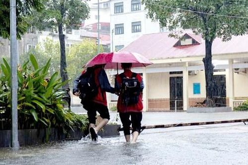Gần 30 trường đại học tại Hà Nội chuyển học trực tuyến sau bão số 10