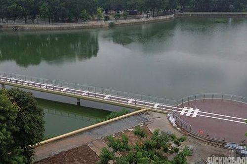 Hà Nội có thêm cầu đi bộ hình cây đàn giữa hồ