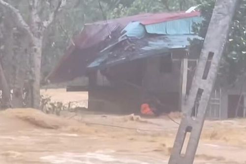 Nghẹt thở khoảnh khắc lực lượng cứu hộ vượt dòng nước xiết cứu 2 cụ già thoát chết