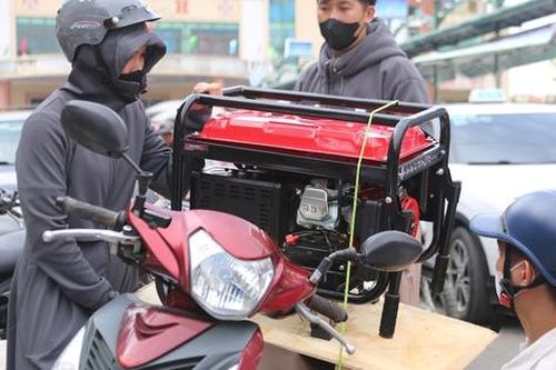 Máy phát điện ở Nghệ An 'đắt như tôm tươi' sau mưa bão