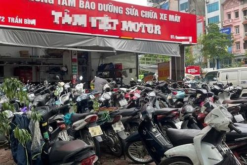 Mưa lớn biến phố thành sông, cửa hàng sửa xe Hà Nội 'vỡ trận' vì quá tải