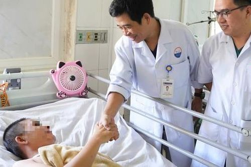 Cứu sống ngoạn mục người đàn ông đột ngột ngất xỉu khi đang ngồi chơi với bạn