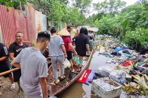 Hà Nội: Nước sông Hồng dâng cao, người dân bãi giữa chạy đua với lũ