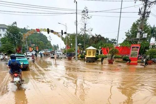 Sau lũ, bùn và rác ngập ngụa trên các phố của Lào Cai