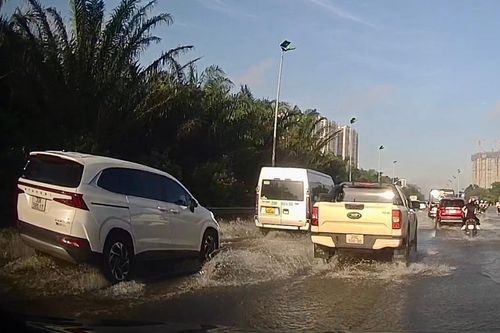 Hai ngày sau mưa lớn, ô tô vẫn 'rẽ sóng' trên đại lộ Thăng Long