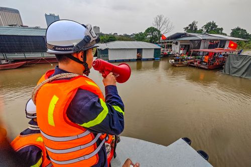 Mực nước các sông ở mức cao, Hà Nội yêu cầu không để người dân đến khu vực có nguy cơ sạt lở