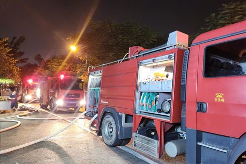Xử lý nhanh đám cháy tại phố Quảng Khánh