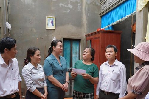 Sẻ chia cùng đồng bào vùng lũ