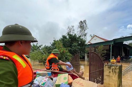 Kịp thời hỗ trợ nhu yếu phẩm cho người dân vùng lũ Nghệ An