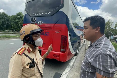 Công an TP Hồ Chí Minh xử lý hàng loạt xe khách dừng đỗ sai quy định