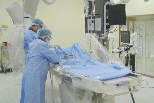 Máu phun thành tia dữ dội trong phổi người đàn ông